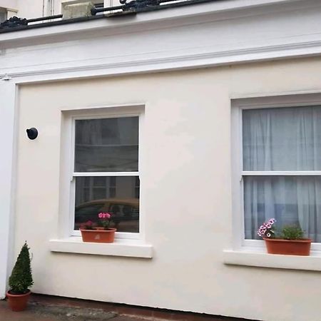 Stones Throw Apartment Scarborough Exterior photo